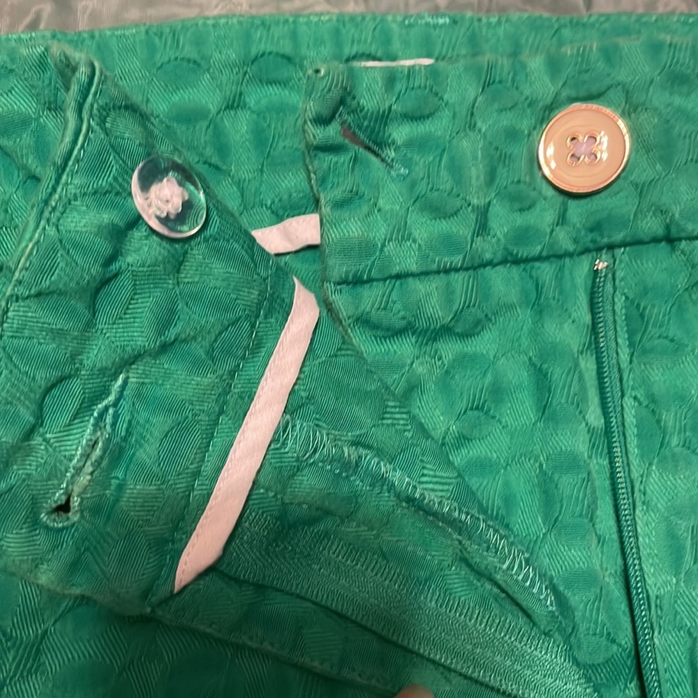 Crown & Ivy Textured Green Scallop Hem Shorts - Picture 6 of 6